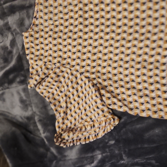 Multi dimensional blouse - Picture 4 of 4